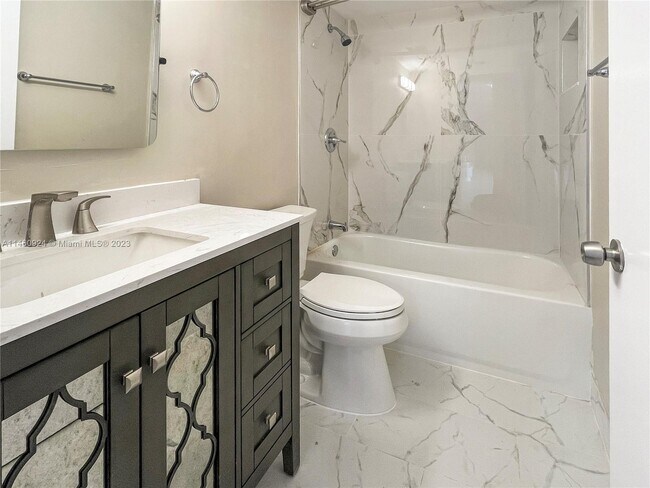 Foto del edificio - 650 NE 149th St