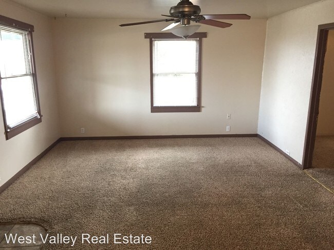 Building Photo - 2 br, 1 bath House - 717 B Street