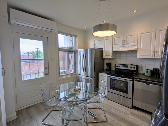 Building Photo - 4006 Rue Hochelaga