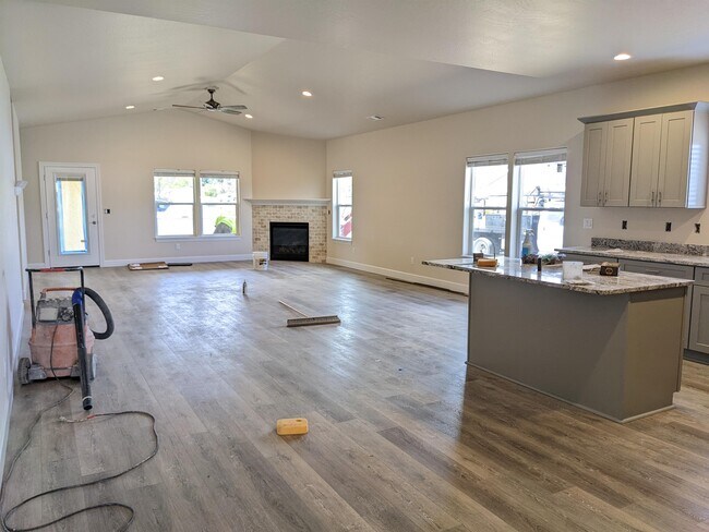 Building Photo - 465 Cheney Loop