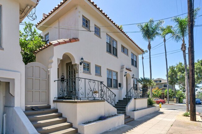 Foto del edificio - Great upstairs bungalow in Hillcrest with one car garage!