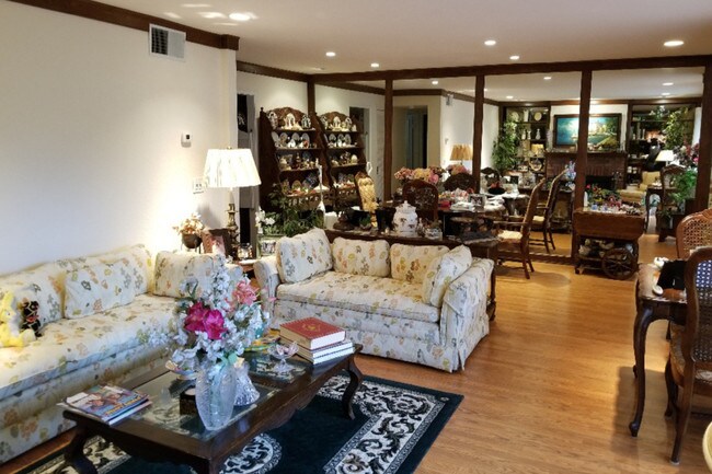 Living Room/Dining Room - 5333 Coldwater Canyon Ave