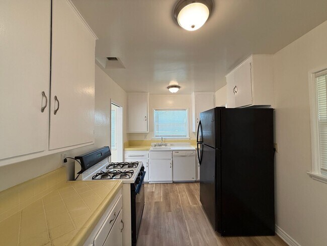 Building Photo - Now Leasing a 2-Bedroom Home in a Prime East Long Beach Location!