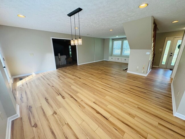Building Photo - For Lease - 4 Bed, 3.5 Bath, 2750sqft Home...