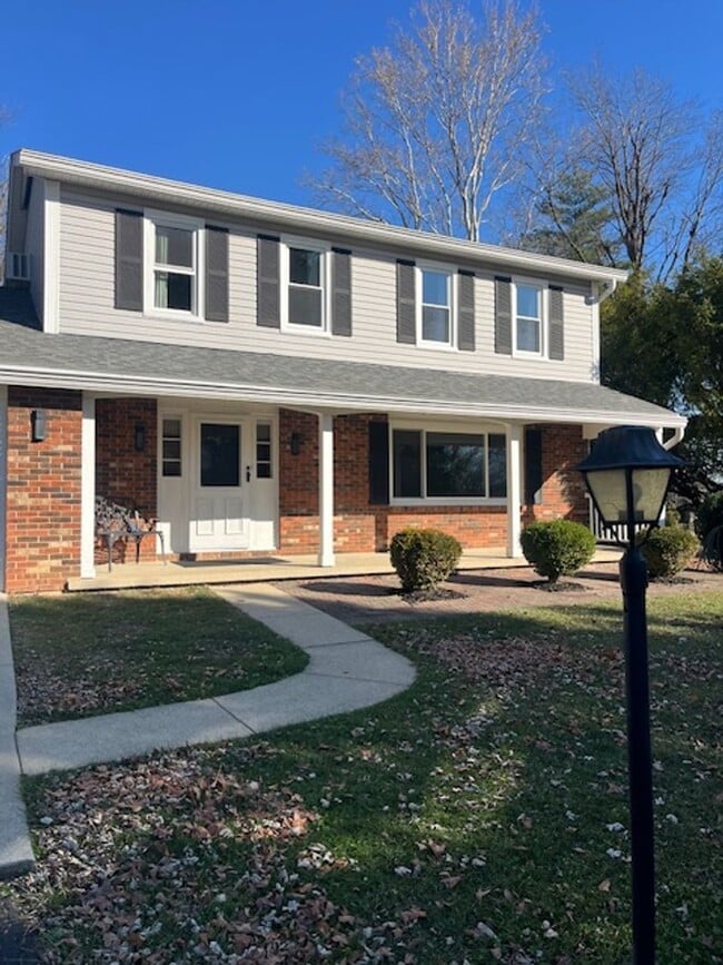 Foto del edificio - Spacious, Fully Updated Home with Walkout Basement on a Mature Lot