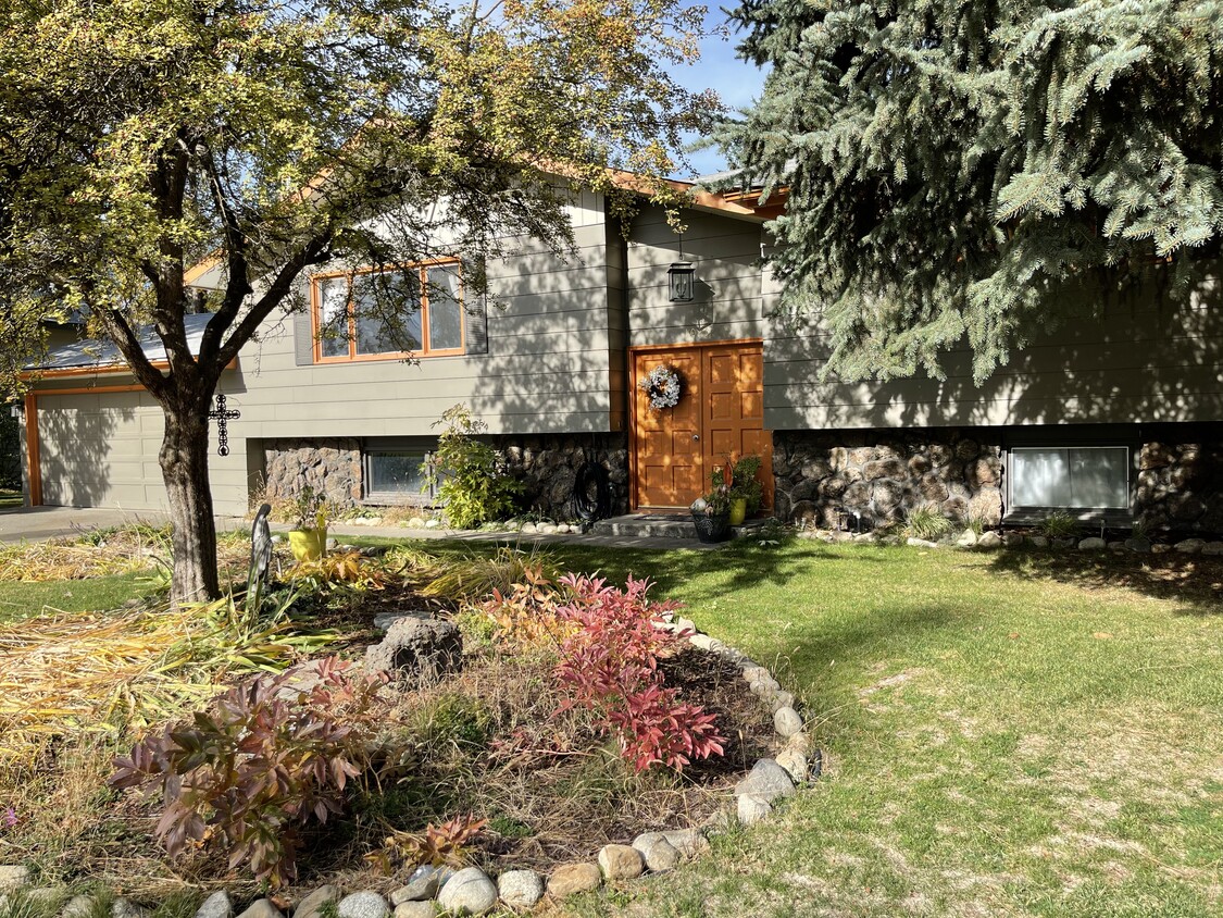 Front - 1013 E Greenleaf Dr