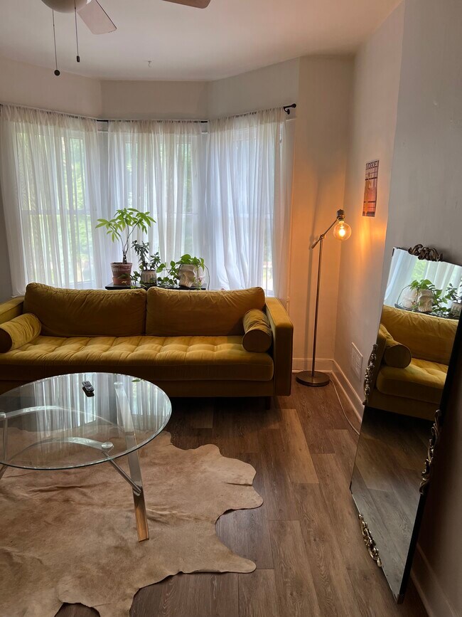Sala de estar luminosa y espaciosa con puertas francesas dobles. - 506 Woodruff Place Middle Dr