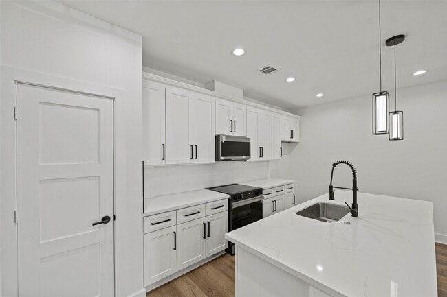 Building Photo - 8421 Venus St