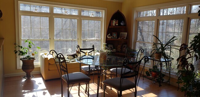 Dining area - 4735 Pilgrim Mill Rd