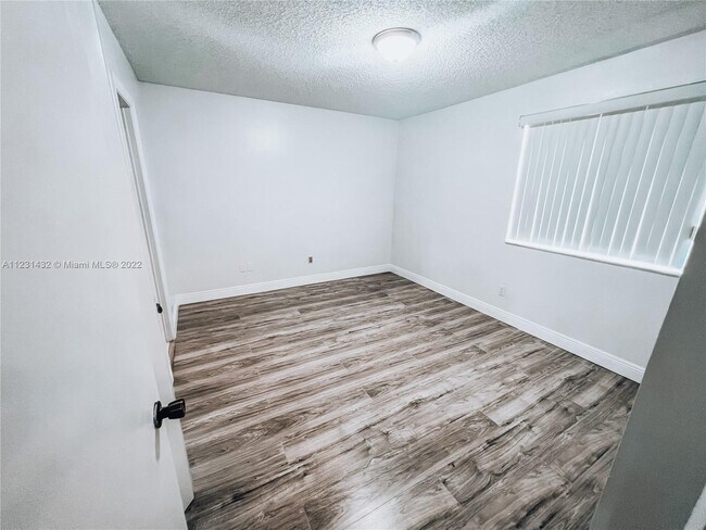 Foto del edificio - 18330 NW 68th Ave