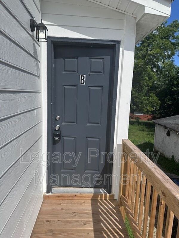 Foto principal - 215 N Logan St
