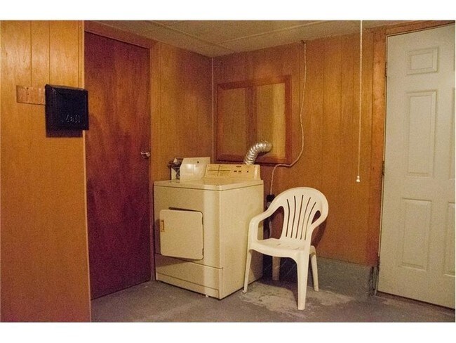 Interior Photo - 15 Oxford St