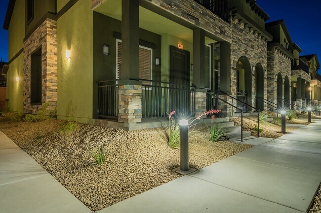 Building Photo - Townhome in Providence Gated Community!