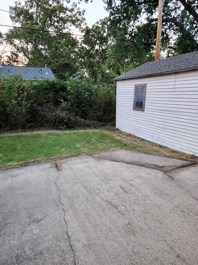 Building Photo - 2209 Green Ave