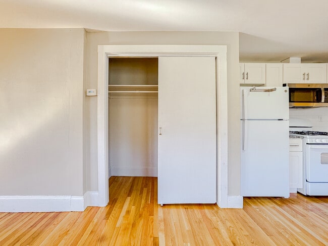 Building Photo - 19 Town Hill St