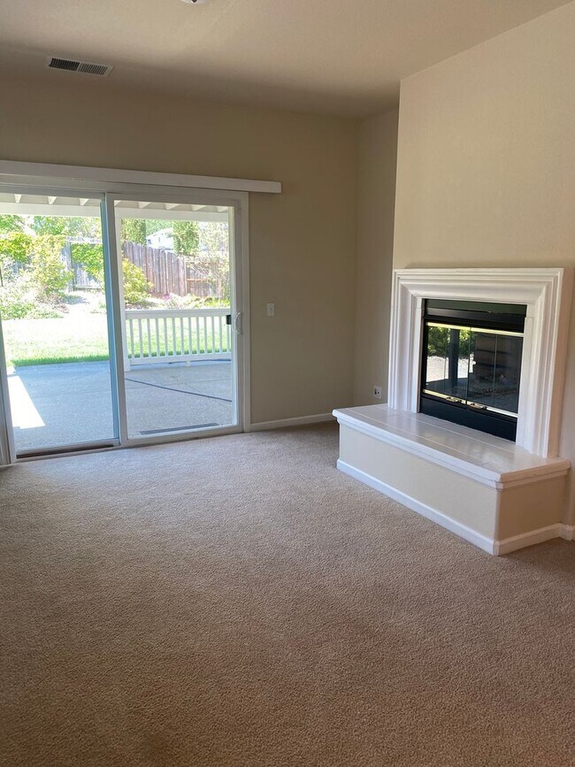 Foto del edificio - **Available Now Single Level  3 Bedroom 2 Bathroom with a Office**