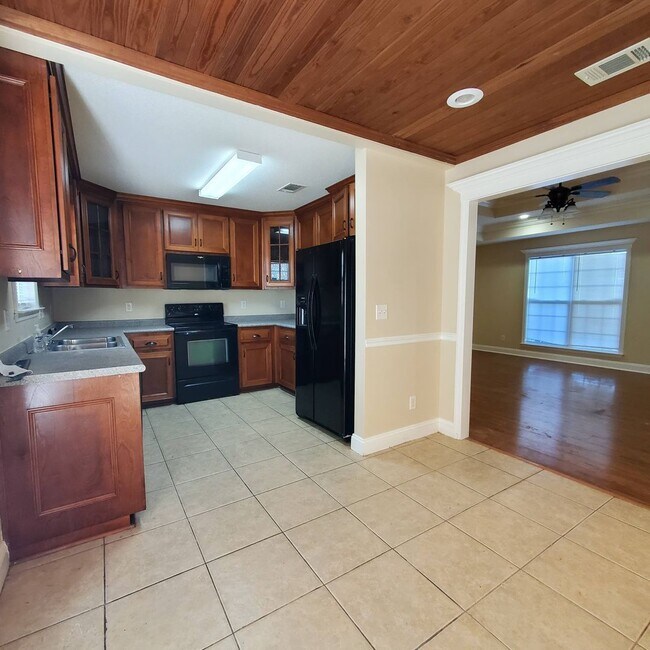Building Photo - Charming 3/2 Home with Shiplap Dining, Tre...