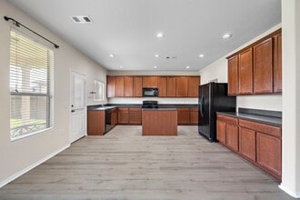 Building Photo - 1418 S Maple Dr