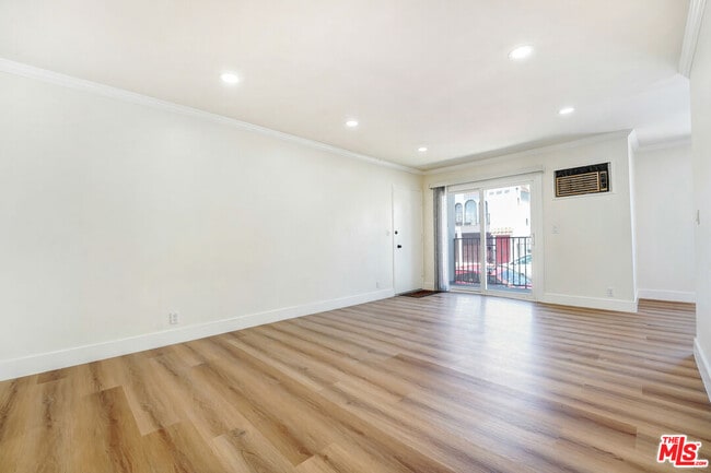 Foto del edificio - 8208 Romaine St