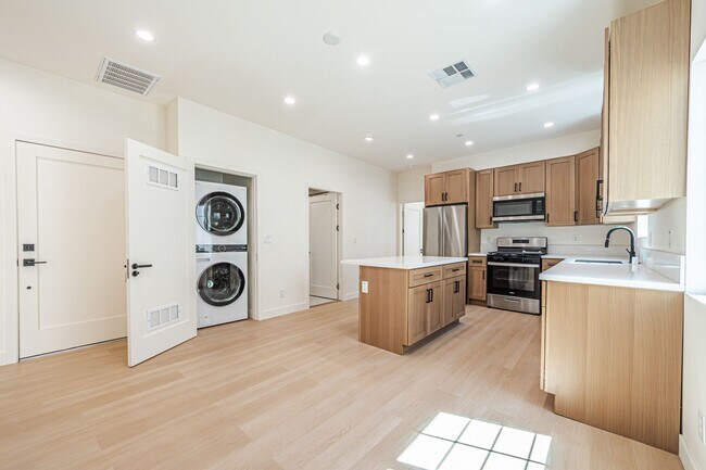 Foto del edificio - Modern Upstairs 3-Bed/2-Bath at 4222 – Two...