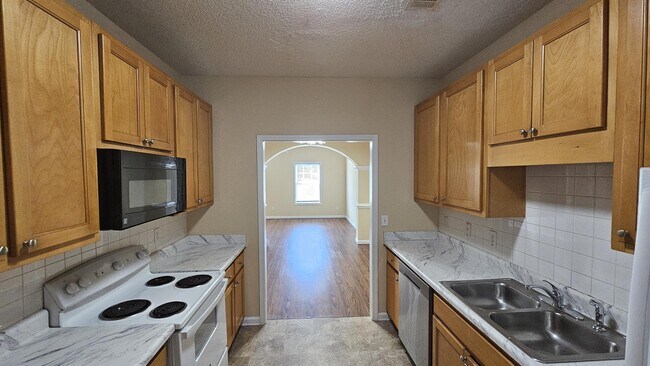 Foto del edificio - 8670 Thomas Rd