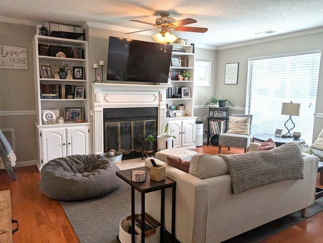 Photo - 601 Blackburn Dr House