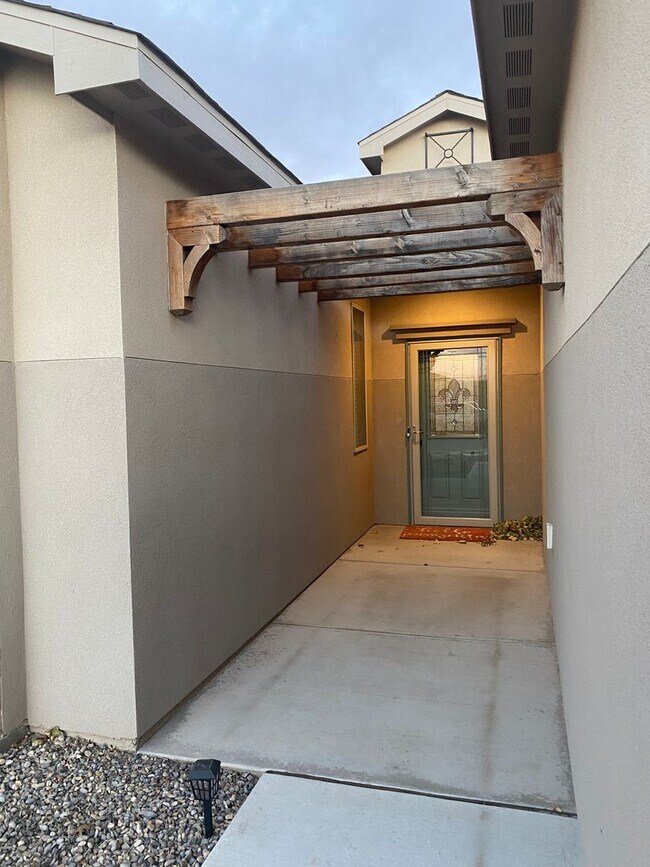 Building Photo - Pet friendly home with stainless steel app...