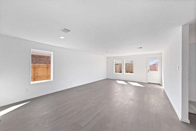 Building Photo - Cozy Living in Baytown