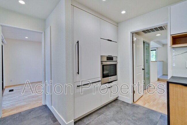 Foto del edificio - 209 Ortega Ave