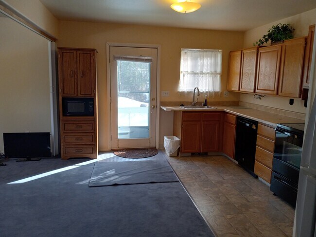 Kitchen facing outdoor entry - 13301 Ridgewood Cir