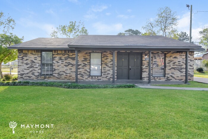 Foto principal - 3 Bedroom Brick Home!
