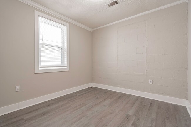 Building Photo - Charming Apartment Downtown Columbia - Hou...