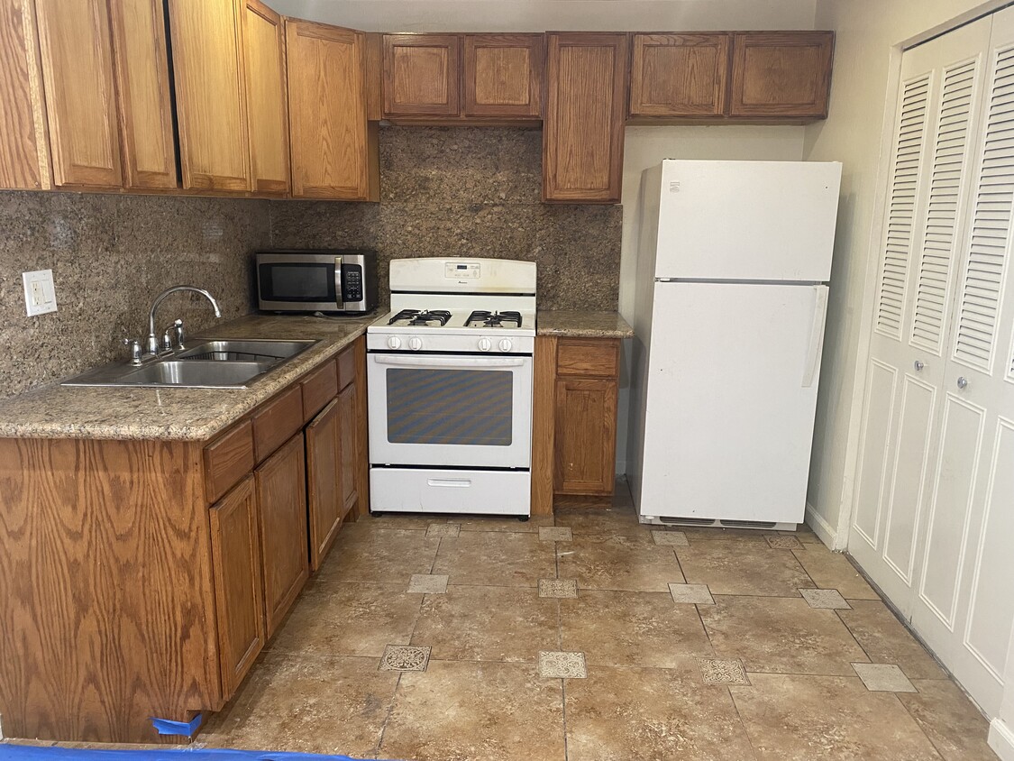 Primary Photo - 2404 Peppertree Ct