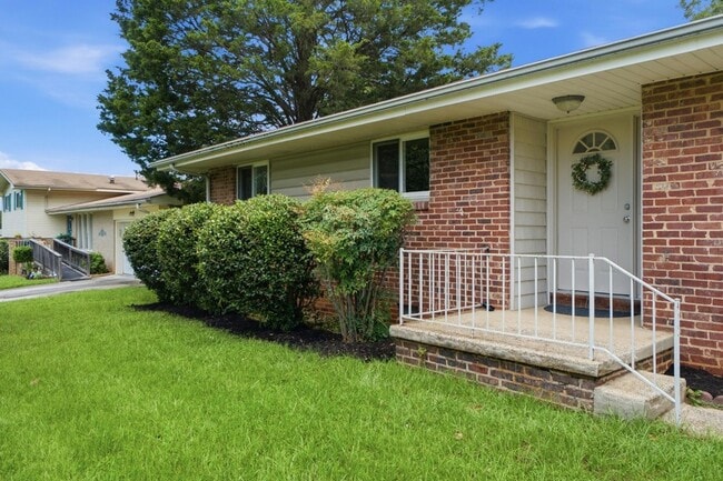 Building Photo - 4727 Briarwood Dr