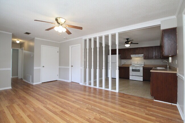Foto del edificio - Spacious Bellview 2BR/1.5BA Duplex with Large New Front Deck, Fenced Backyard & Covered 2-Car Car...