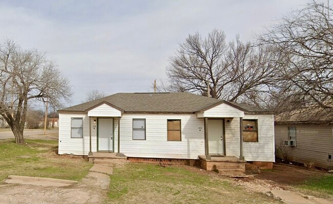 Building Photo - 1315 SW E Ave