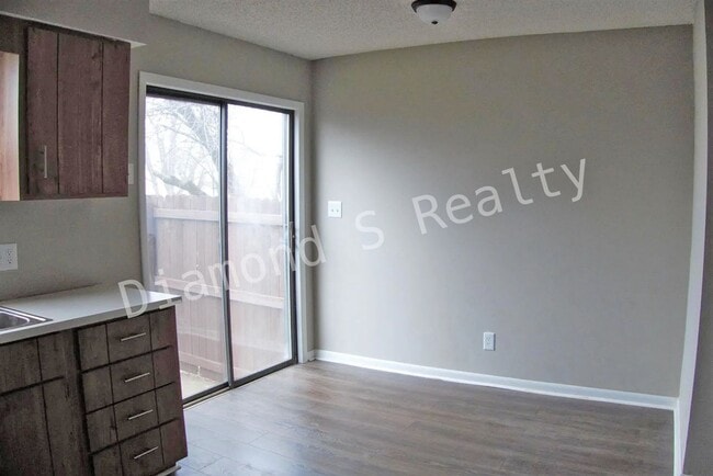 Building Photo - 2 Bedroom Townhome Unit Available - South ...