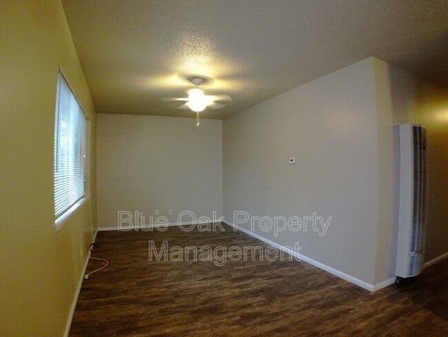 Building Photo - 275 E 19th St