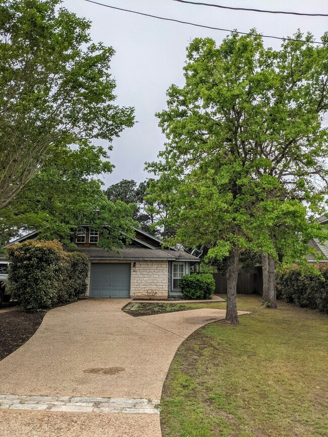 Building Photo - 106 Commercial Dr