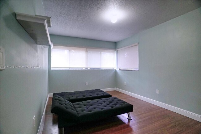 Building Photo - 15405 Miami Lakeway N