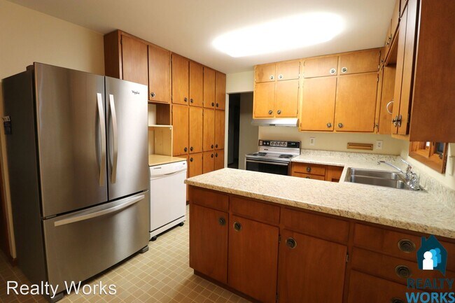 Building Photo - 3 br, 2 bath House - 2220 South 61 Street