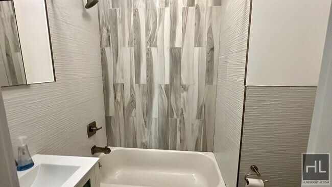 Building Photo - Sunny Luxurious 2BR 2BA w/ Laundry, & En S...