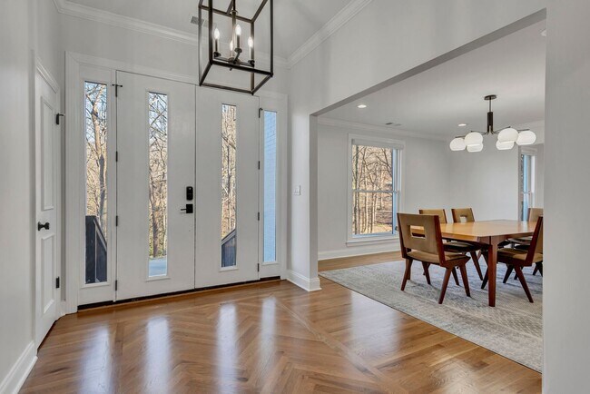 Building Photo - Forest Hills Rental