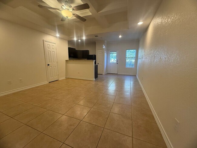 Foto del edificio - Townhome Near Retama Park...No Carpet.