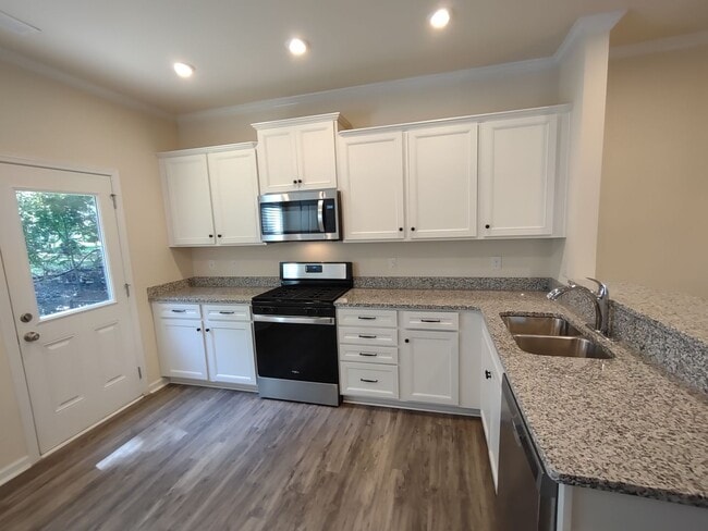 Building Photo - Beautiful Home located in the Starmount Co...