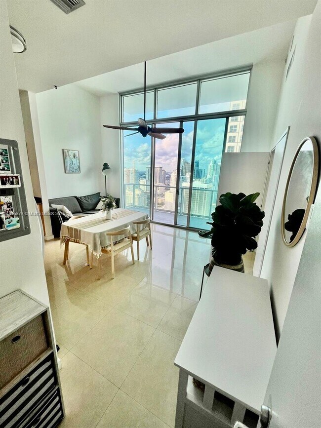 Foto del edificio - 300 S Biscayne Blvd