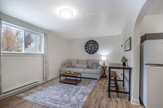 Foto del edificio - Fully Furnished 1 Bedroom 1 Bathroom WITH laundry!