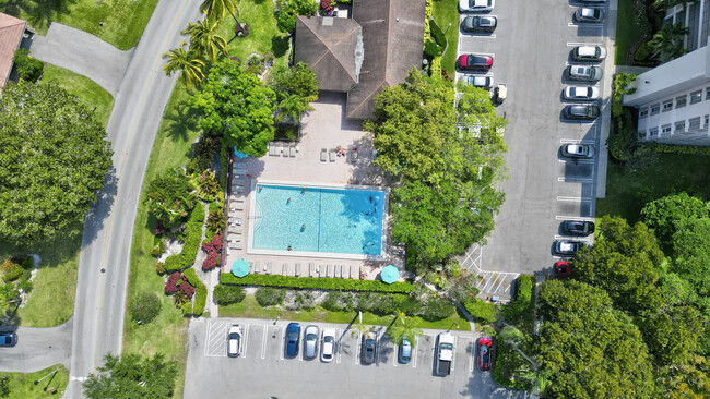Building Photo - 3050 N Palm Aire Dr