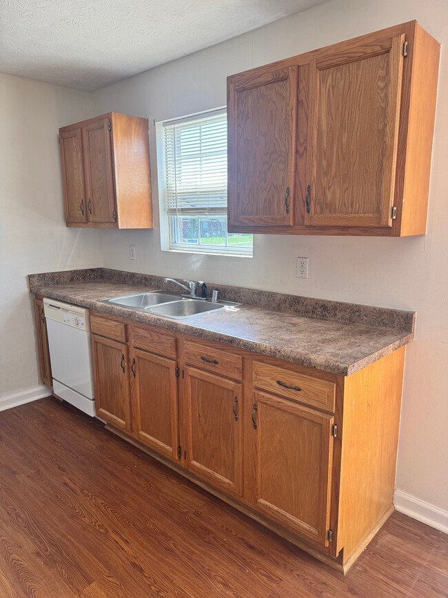 Building Photo - 910 Weeping Willow Dr
