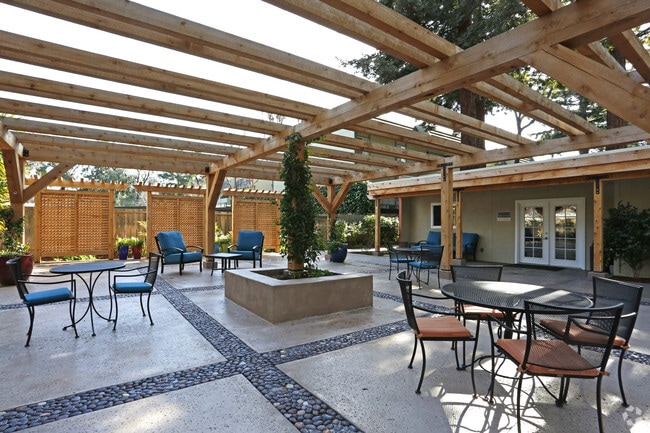 COURT YARD - Remington Place Apartments
